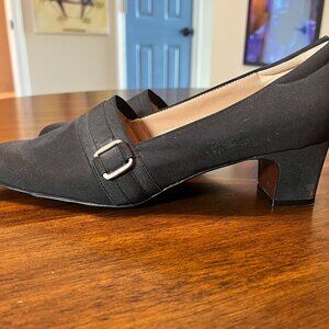 Women's Trotters Betsy Black Slip-On Pumps 1 1/2" Block Heel Size 9.5